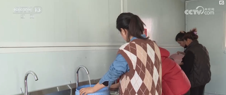 kaiyun：包饺子、炸果子、看晚会……活动板房充满笑声与饭香(图3)