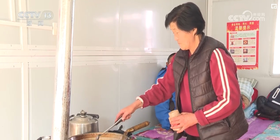 kaiyun：包饺子、炸果子、看晚会……活动板房充满笑声与饭香(图4)