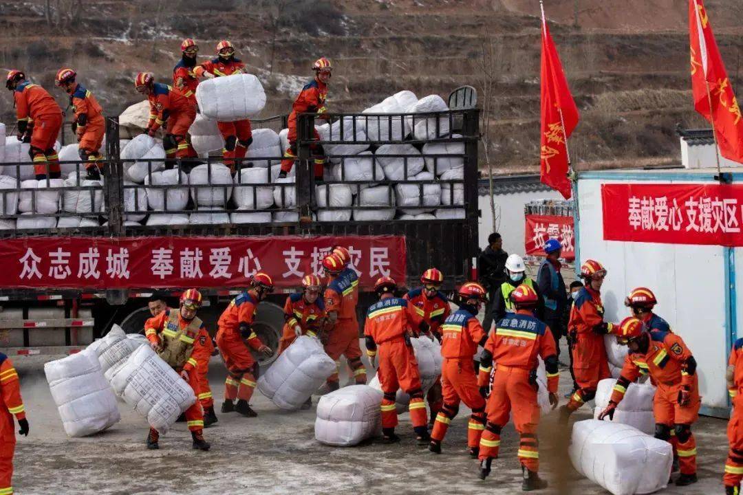 第一批活动箱房已交付还有3000余套活动板房争取5天内送达！(图3)