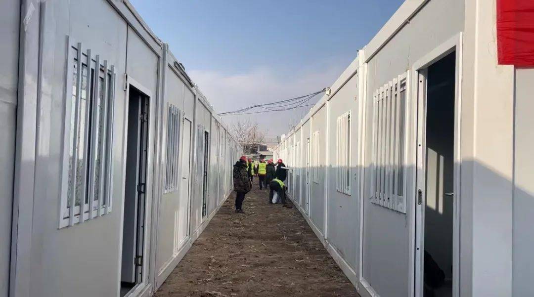 第一批活动箱房已交付还有3000余套活动板房争取5天内送达！(图6)