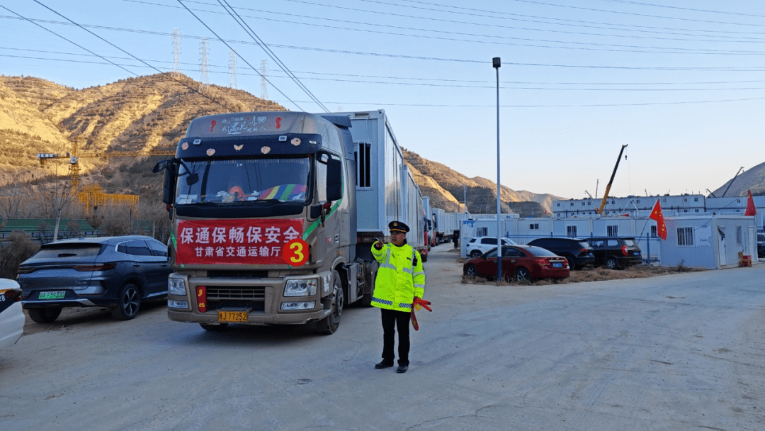 第一批活动箱房已交付还有3000余套活动板房争取5天内送达！(图7)
