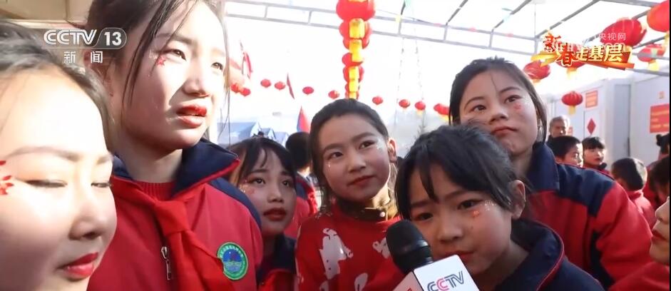 kaiyun：【新春走基层】安置点里过大年板房“村晚”喜迎“龙”年(图3)