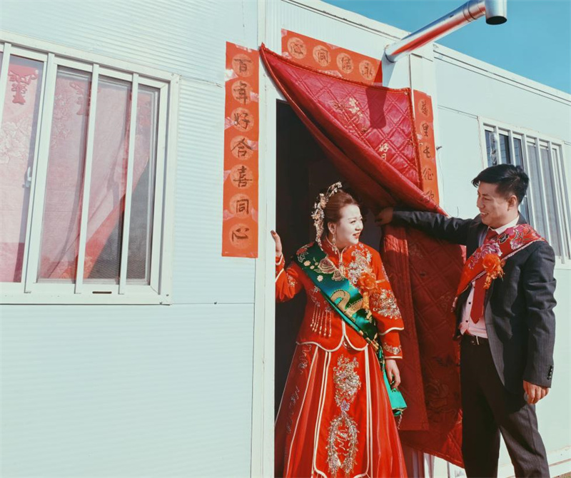 青海民和：一场在安置板房里举行的特殊婚礼