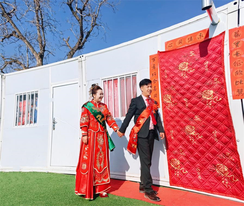 青海民和：一场在安置板房里举行的特殊婚礼(图2)