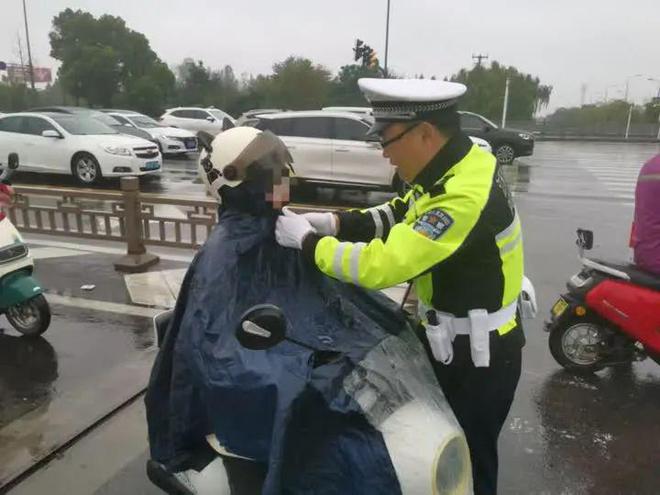 套头盔不等于戴头盔扬州交警开展秋冬季道路交通安全专项整治首次集中行动柔性执法护平安