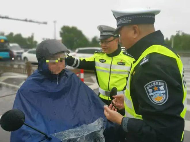 套头盔不等于戴头盔扬州交警开展秋冬季道路交通安全专项整治首次集中行动柔性执法护平安(图2)