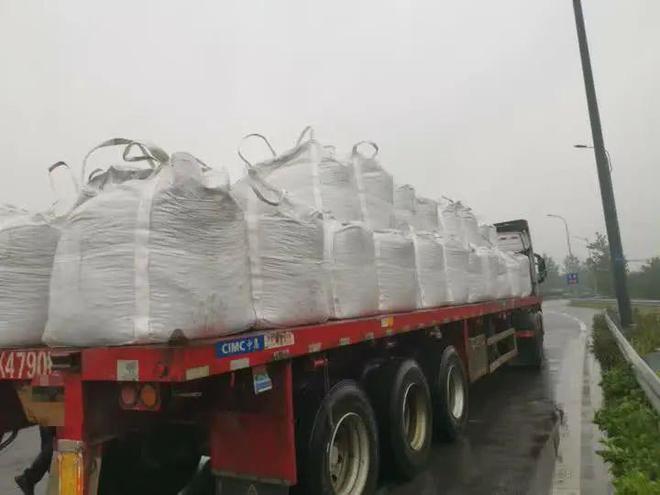 套头盔不等于戴头盔扬州交警开展秋冬季道路交通安全专项整治首次集中行动柔性执法护平安(图3)