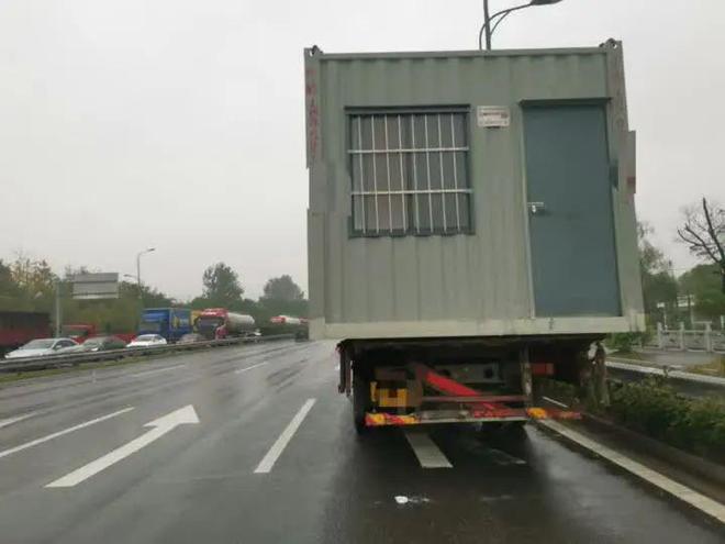 套头盔不等于戴头盔扬州交警开展秋冬季道路交通安全专项整治首次集中行动柔性执法护平安(图4)