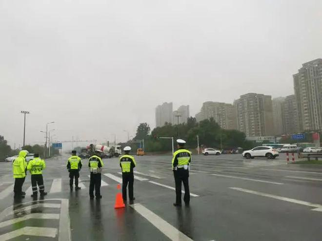 套头盔不等于戴头盔扬州交警开展秋冬季道路交通安全专项整治首次集中行动柔性执法护平安(图5)