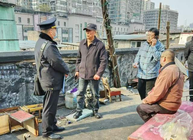 硚口区开展火灾防控专项行动拆除违章搭建消除安全隐患(图1)