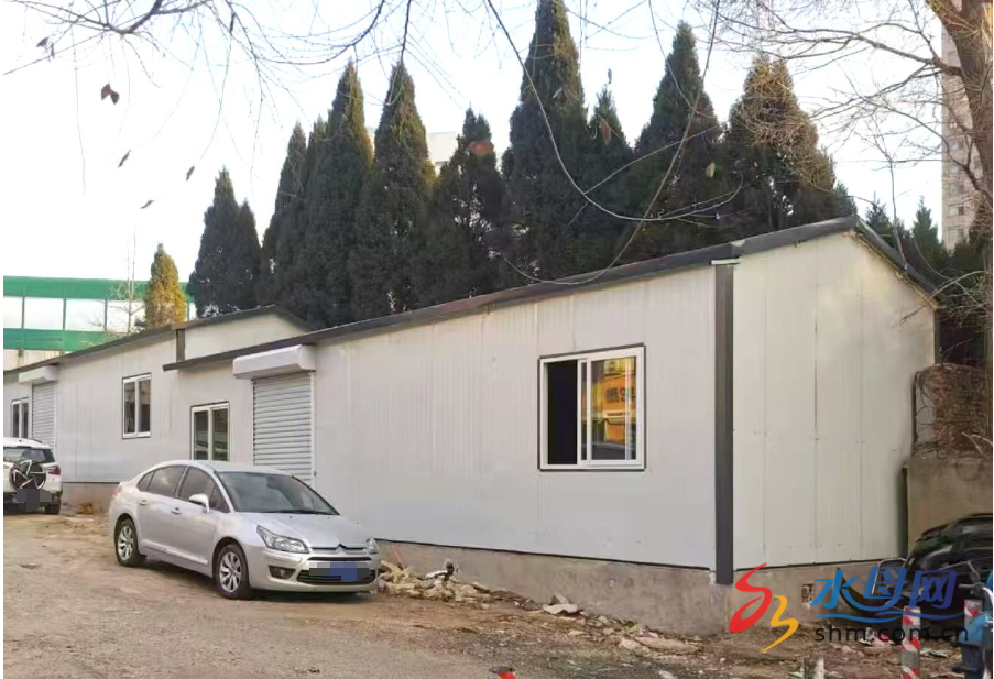 烟台民意通芝罘区南仓小区绿地上有人私建板房(图1)