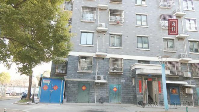 闹了几个月仪征这个小区板房违建被拖走了(图1)