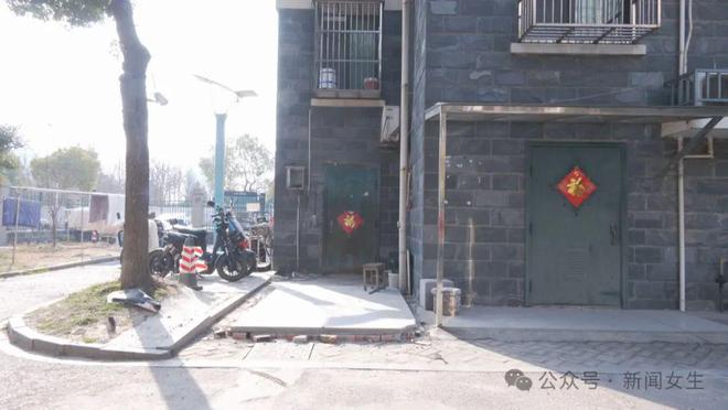 闹了几个月仪征这个小区板房违建被拖走了(图5)