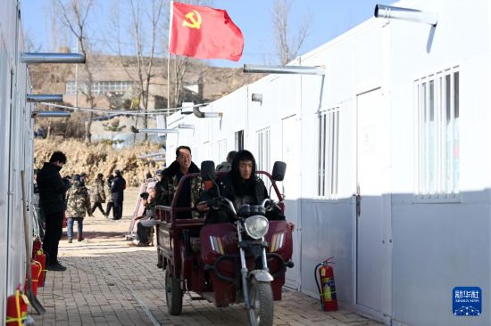 积石山62级地震丨甘肃重灾乡镇群众有序搬入安置板房(图7)