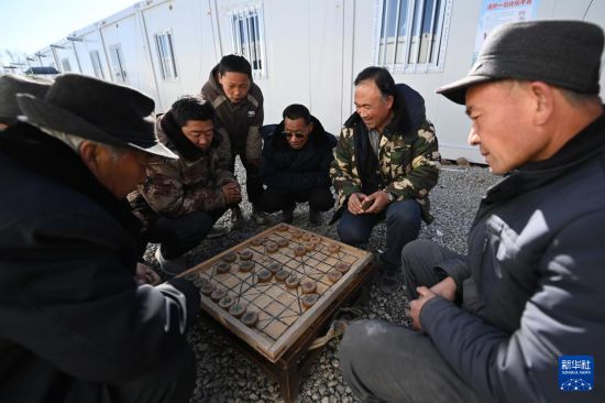 积石山62级地震丨甘肃重灾乡镇群众有序搬入安置板房(图9)