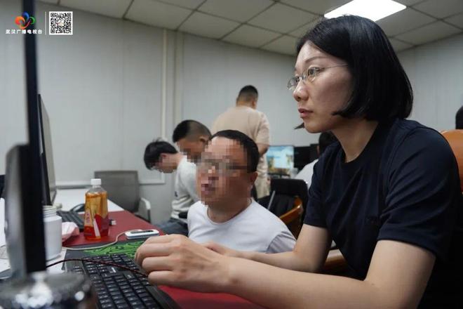 kaiyun网站：破门而入！警方抓获32名“白富美”(图4)
