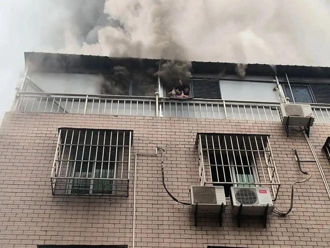 西塞山区违规！这样的彩钢板房夹藏“危险”(图4)