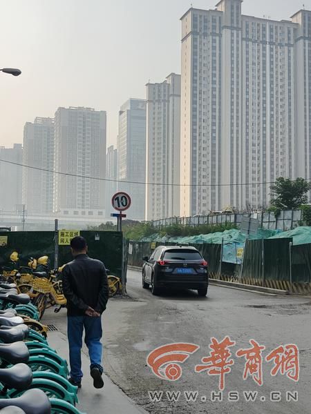 小8跑街道路拓宽工期一拖再拖 广场围挡数年不拆这些问题啥时能解决？
