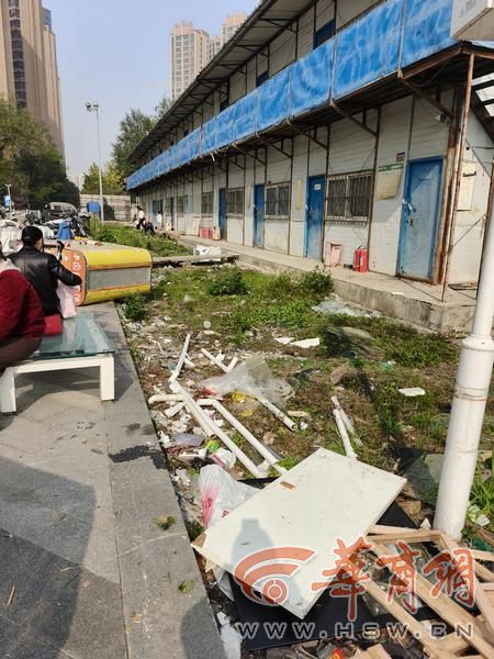 小8跑街道路拓宽工期一拖再拖 广场围挡数年不拆这些问题啥时能解决？(图2)