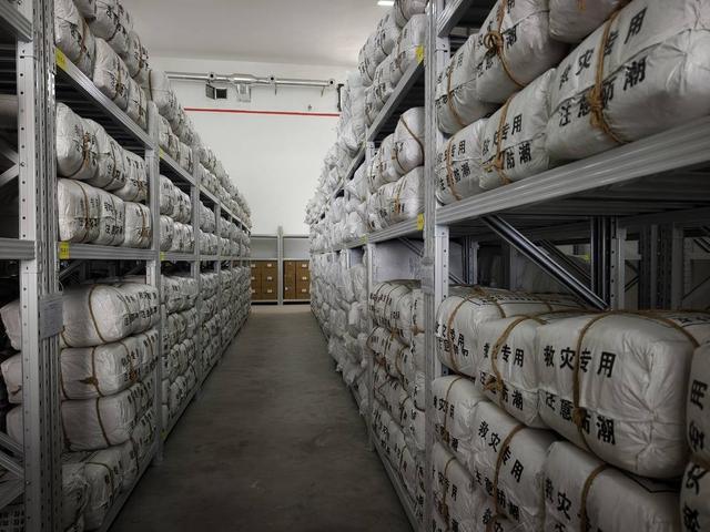 受灾断联当晚如何“住上帐篷睡上床”？探访雅安石棉前置物资储备库｜新征程上看应急(图2)