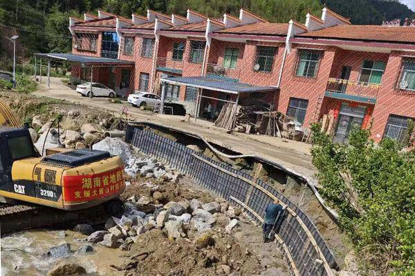 kaiyun入口：亮灯了路通了心安了！地质湘军助大雁山村焕新重生(图3)