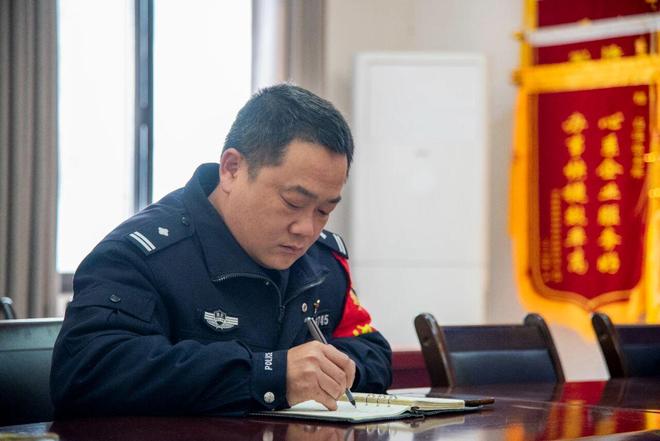 邓炬锋：守护企业发展的“贴心警官”(图2)