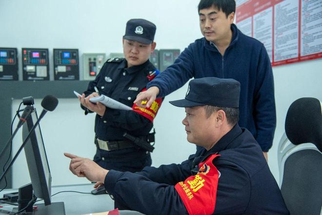 邓炬锋：守护企业发展的“贴心警官”(图5)