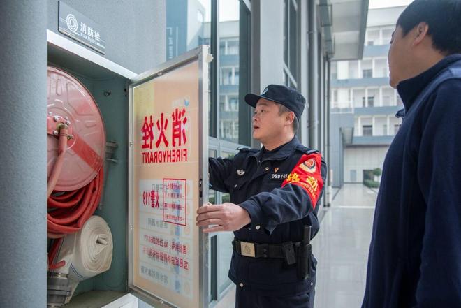 邓炬锋：守护企业发展的“贴心警官”(图6)