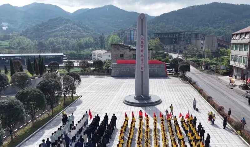 清明祭英烈：前锋区130余名青少年在烈士纪念园上了一堂特殊的“红色思政课”(图1)